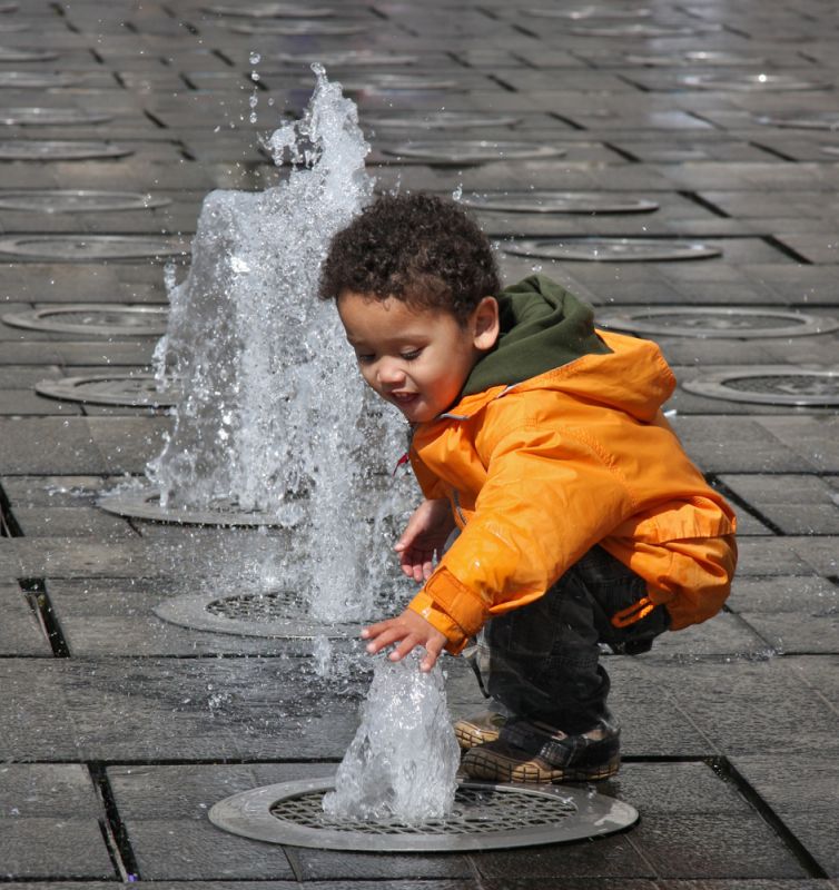 Dreng leger i springvandet på Picadilly Gardens

