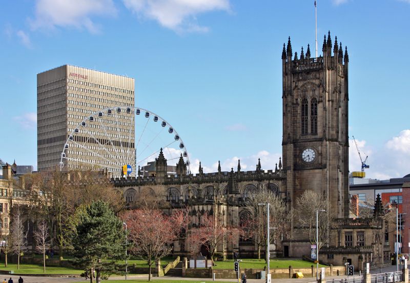 Manchester Cathedral med nyt i baggrunden
