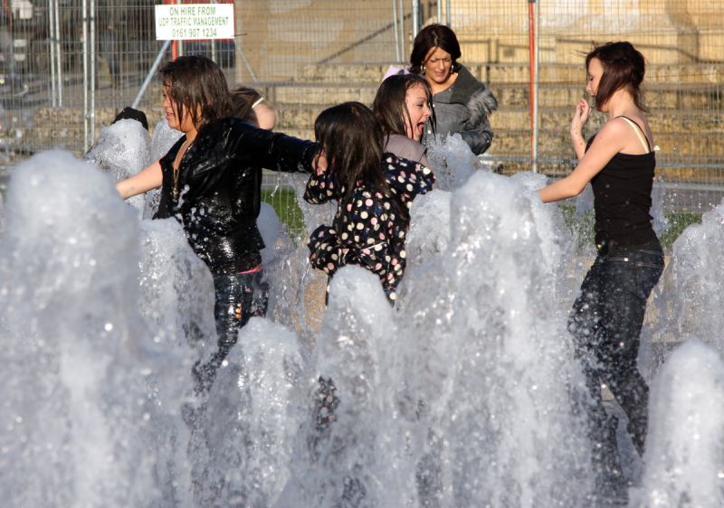 Piger i springvandet på Picadilly Gardens
