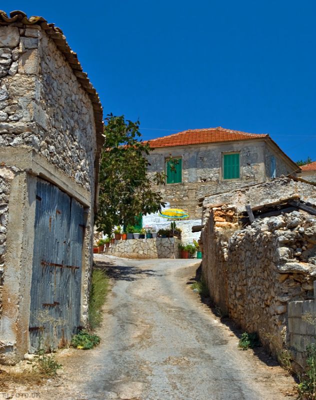 En gade i Exo Chora, hvor det gamle oliventræ står
