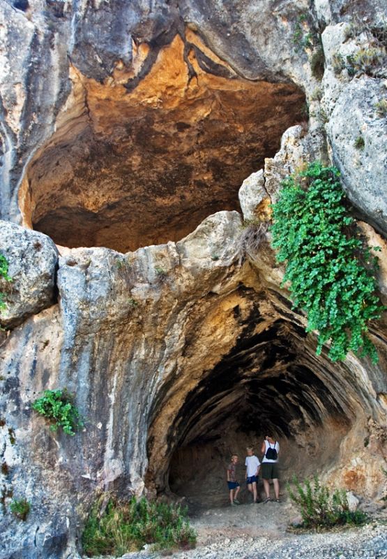 Damianos Cave med tre bjergvandrere i hulen!
