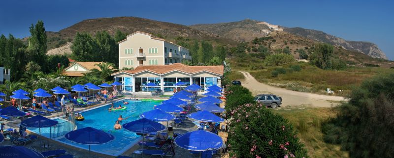 Cavo d'Oro swimmingpool med Mt. Skopos (491m) i baggrunden
